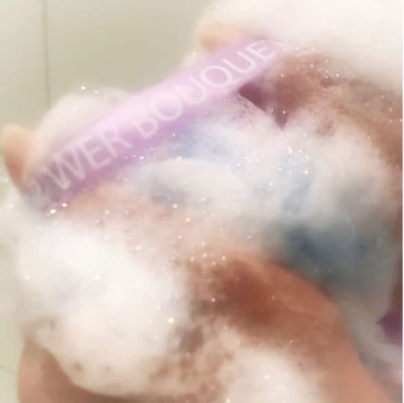 SHOWER BOUQUET Loofah-Bath-Sponge XL Swirl-Mix-Color 4-Pack // Extra-Large 75g Mesh Luffa Loofa Loufa Puff Pouf Set/Exfoliating Body Scrubber for Women and Men - Exfoliate & Soothe Face & Body