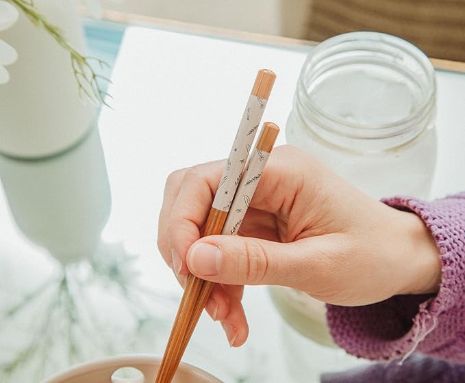 Silver Buffalo Disney Winnie the Pooh Featuring Piglet, Eeyore, Tigger, Rabbit, and Roo Group Hug Ceramic Ramen Noodle Rice Bowl with Chopsticks, Microwave Safe, 20 Ounces